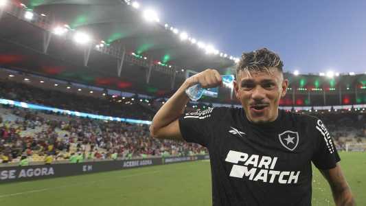Tiquinho Soares comemorando a vitória do Botafogo sobre o Fluminense