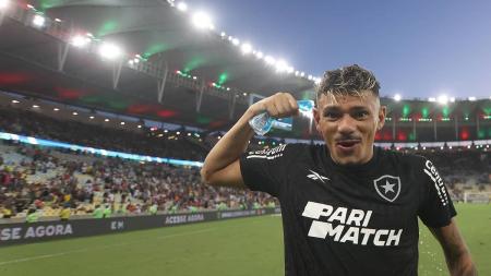 Tiquinho Soares comemorando a vitória do Botafogo sobre o Fluminense