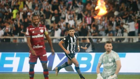 Tiquinho Soares comemora seu gol na vitória sobre o Fortaleza, por 2 a 0, no primeiro turno
