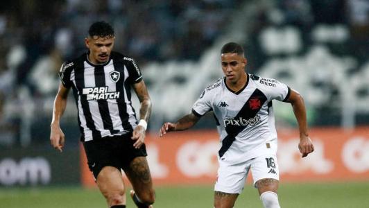 Tiquinho Soares, do Botafogo, e Erick Marcus, do Vasco, em duelo do primeiro turno