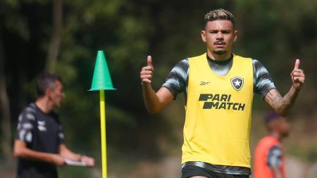 Tiquinho Soares durante atividade do Botafogo, no CT Lonier