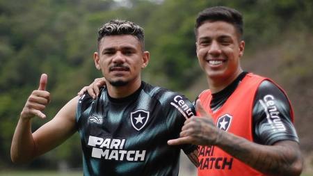 Tiquinho Soares e Carlos Alberto estão relacionados para a prtida entre Botafogo e Corinthians