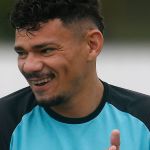 CEO do Botafogo garante que Tiquinho Soares não sai do clube