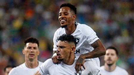 Tiquinho Soares e Tchê Tchê comemoram a vitória sobre o Cuiabá