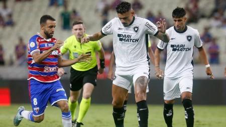 Tiquinho Soares é um dos atletas cujo rendimento caiu após a virada do turno do Brasileirão