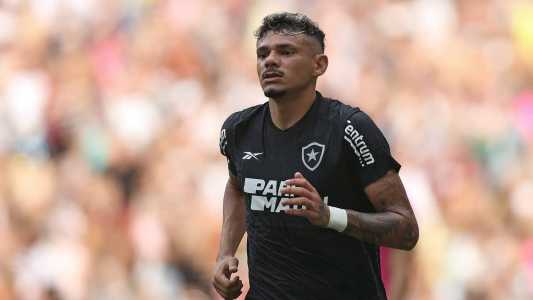 Tiquinho Soares em ação pelo Botafogo, no Maracanã, contra o Fluminense