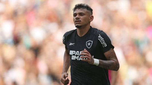 Tiquinho Soares em ação pelo Botafogo, no Maracanã, contra o Fluminense