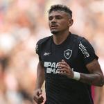 Tiquinho Soares iguala expressiva marca de Dodô pelo Botafogo