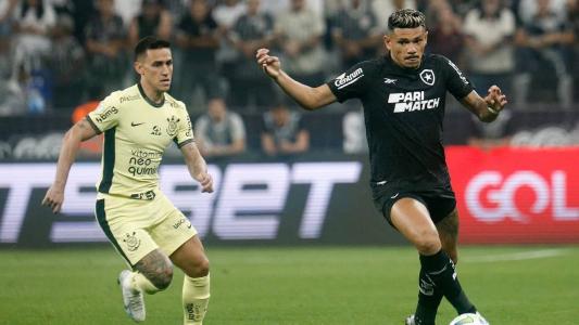 Tiquinho Soares em ação contra o Corinthians, pelo Brasileirão