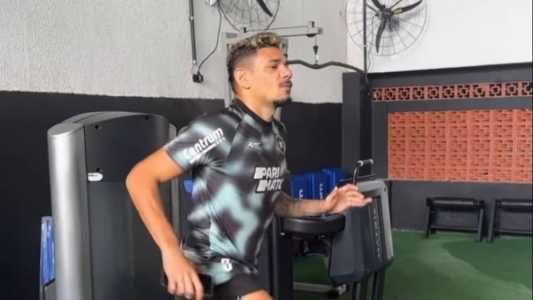 Tiquinho Soares em atividade no CT Lonier