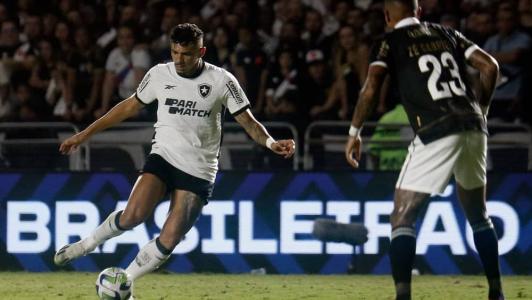 Tiquinho Soares, em duelo com o Vasco, em São Januário: atacante não vive boa fase e é reflexo do Botafogo