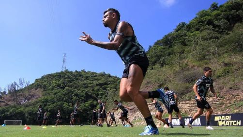 Tiquinho Soares em treino do Botafogo antes do embarque para Fortaleza