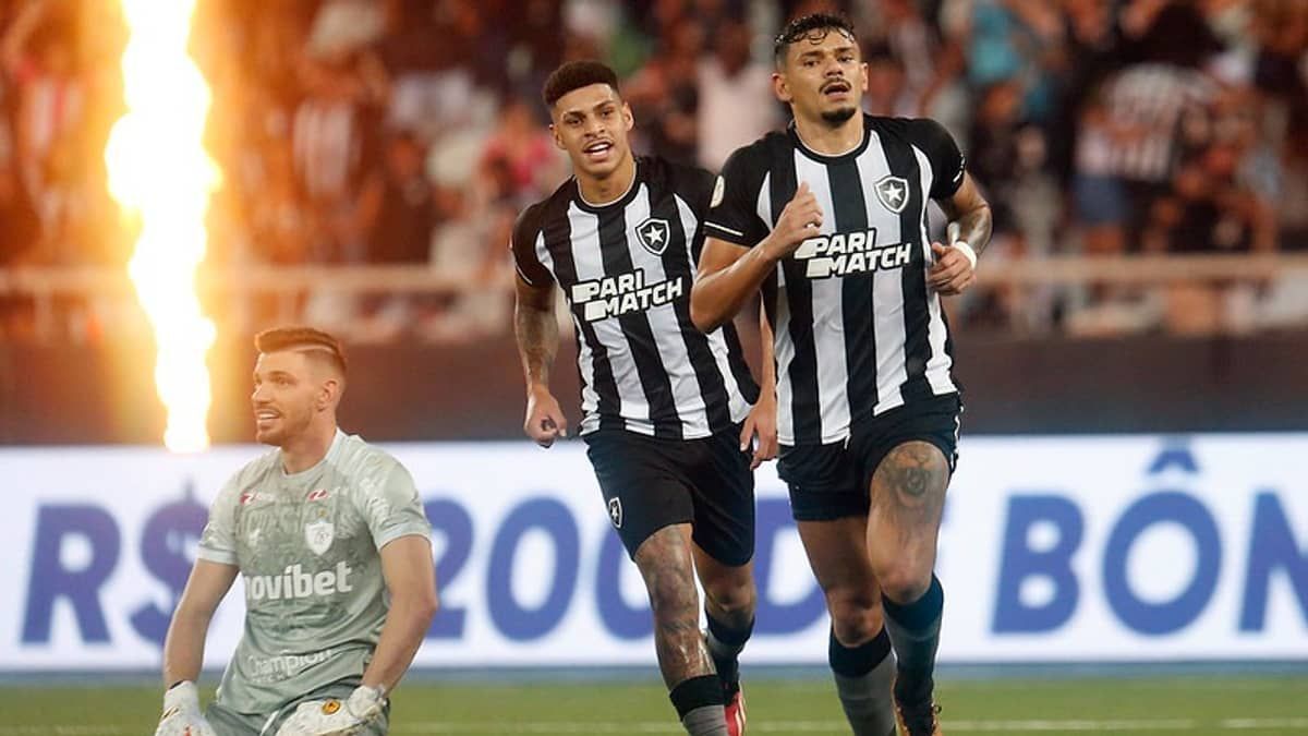 Com gols de Tiquinho Soares, Botafogo vence o Fortaleza e segue líder