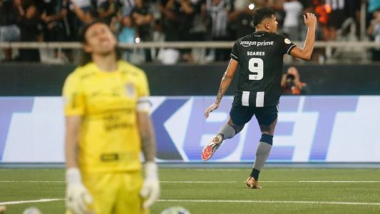 Tiquinho Soares marcou dois gols na partida