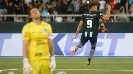 Tiquinho Soares marcou dois gols na partida