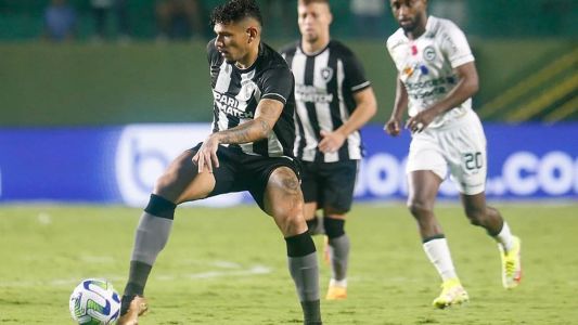 Tiquinho Soares marcou o único gol do Botafogo na derrota para o Goiás