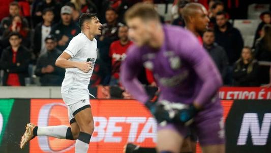Tiquinho Soares volta ao Botafogo diante do Athletico, de Bento