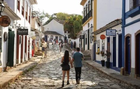 Levantamento da Fecomércio MG mostra que viagens dentro do estado lideram a preferência, enquanto 42% planejam destinos de sol e praia fora de Minas