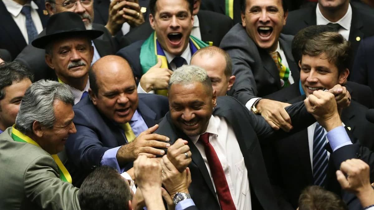 Políticos de direita dominam TikTok no Brasil e se afastam da política em publicações