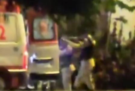 Foto mostra policial mirando arma para o interior de ambulância em Vazante (MG)