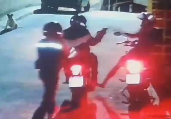 Homem é morto a tiros na porta da casa da mãe por dupla em moto em Caeté