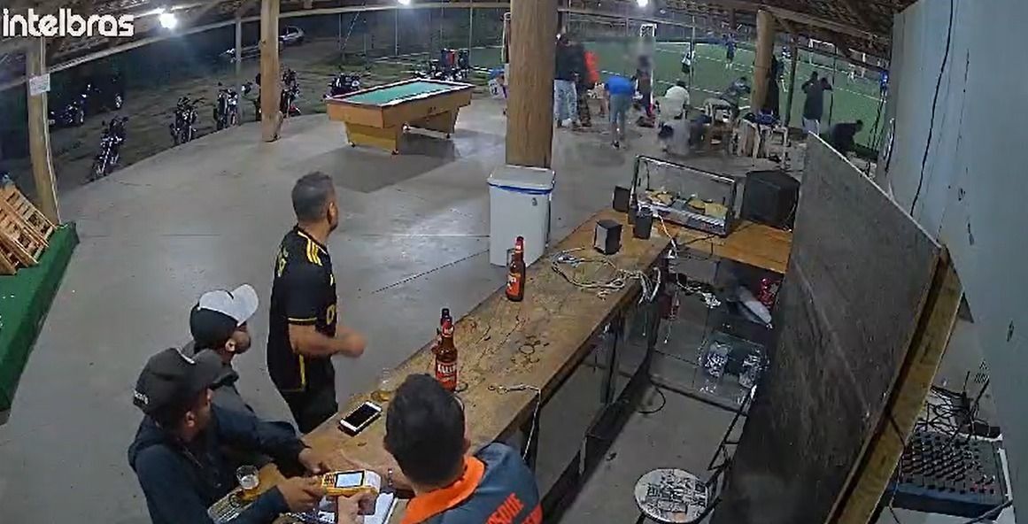 Vídeo: ataque a tiros em quadra de futebol em Betim deixa dois mortos