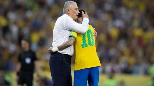 Tite abraça Neymar em jogo contra o Chile pelas Eliminatórias, no Maracanã