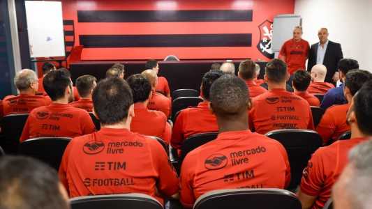 Tite, ao fundo com Marcos Braz, em reunião no Ninho do Urubu
