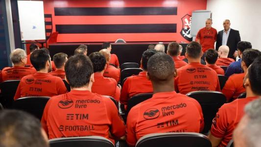 Tite, ao fundo com Marcos Braz, em reunião no Ninho do Urubu