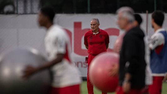 Tite, ao fundo, durante atividade do Flamengo