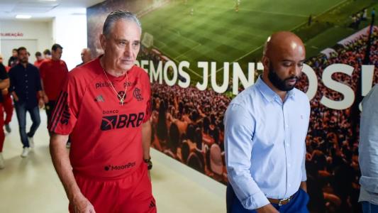Tite ao lado de Fabinho, no Ninho do Urubu, nesta terça-feira (10)