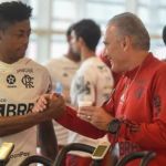 Tite ganha terço com as cores do Flamengo e exalta espiritualidade da mãe