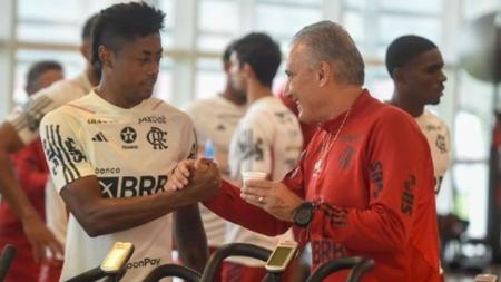 Tite cumprimenta Bruno Henrique em academia no CT do Flamengo