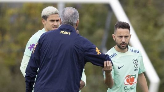 Tite, de costas, com Everton Ribeiro e Pedro, do Flamengo, pela Seleção Brasileira