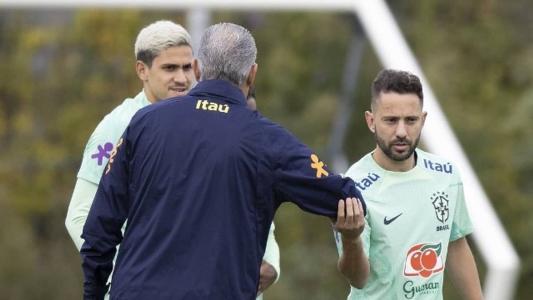 Tite, de costas, com Everton Ribeiro e Pedro, do Flamengo, pela Seleção Brasileira