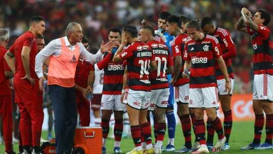 Tite em ação durante o clássico entre Flamengo e Fluminense
