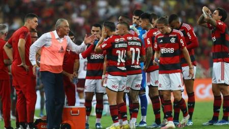 Tite em ação durante o clássico entre Flamengo e Fluminense