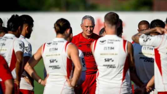 Tite em atividade do Flamengo no Ninho do Urubu