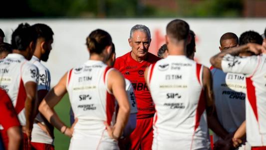 Tite em atividade do Flamengo no Ninho do Urubu