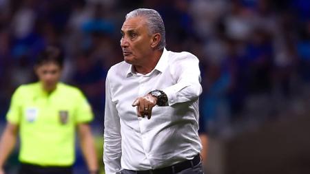 Tite em partida contra o Cruzeiro, no Mineirão, nesta quinta-feira (19)