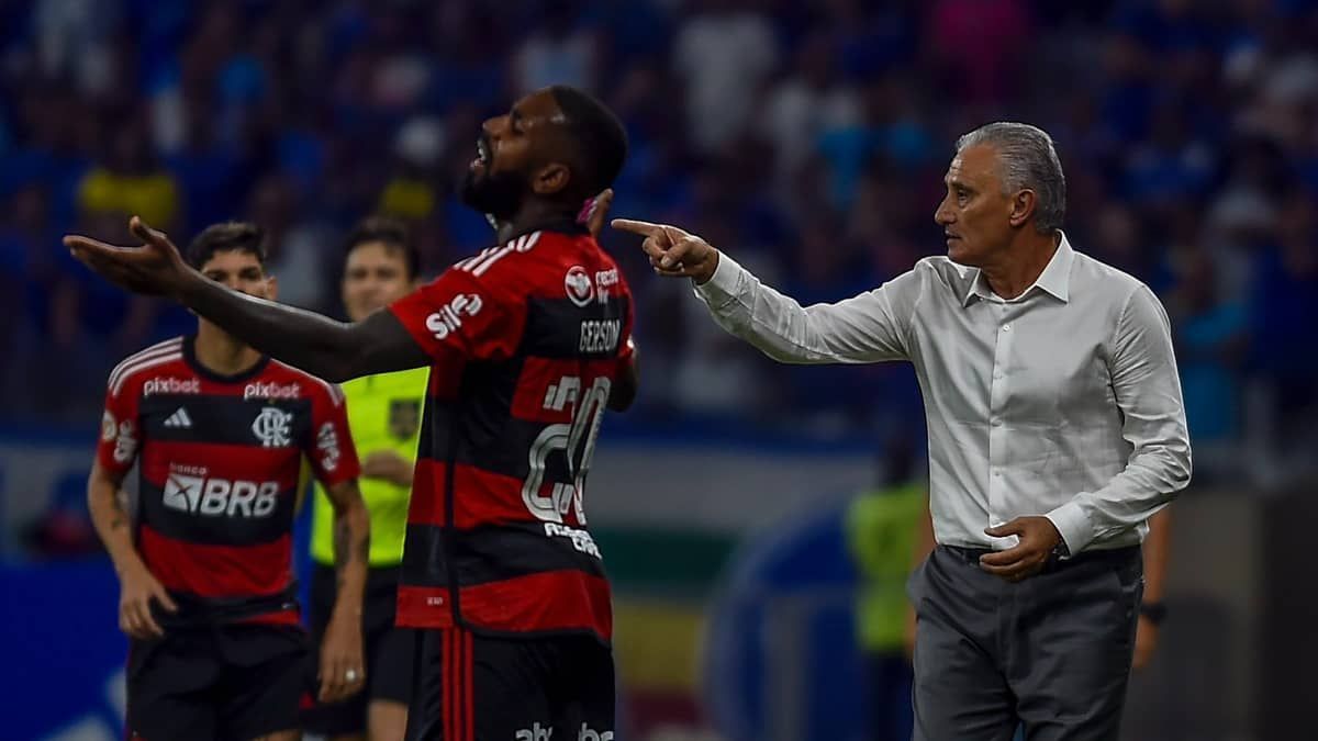 Tite adota discrição e deixa protagonismo para os jogadores do Flamengo