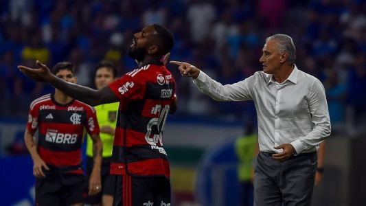 Tite, em segundo plano, na partida contra o Cruzeiro, com Gerson em ação
