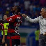 Tite adota discrição e deixa protagonismo para os jogadores do Flamengo