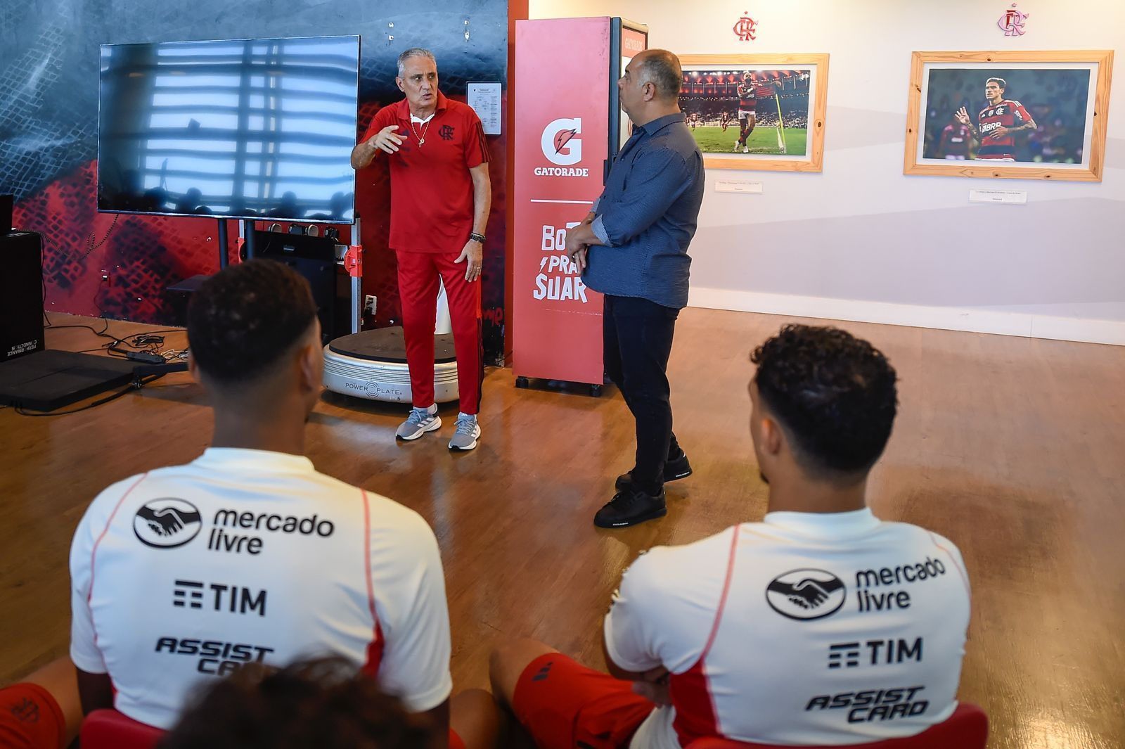 Elenco do Flamengo inicia pré-temporada e recebe visita de Everton Ribeiro