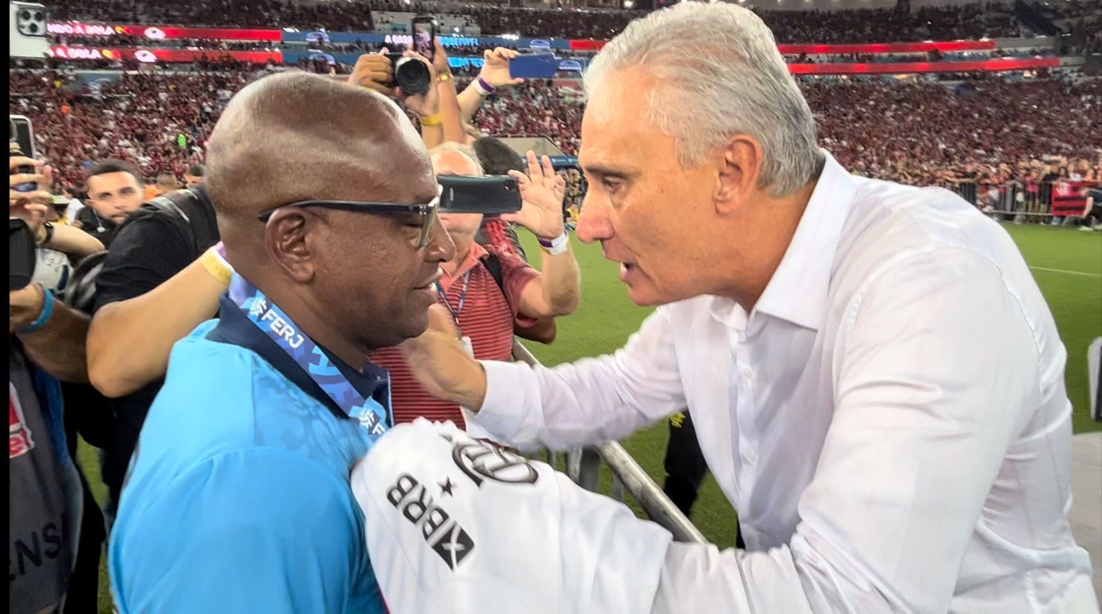 Tite entrega medalha do Carioca para Carlos Vítor, técnico do Nova Iguaçu
