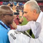 Tite entrega medalha do Carioca para Carlos Vítor, técnico do Nova Iguaçu