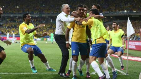 Tite foi ovacionado pelo Mineirão em 2016, em goleada do Brasil sobre a Argentina