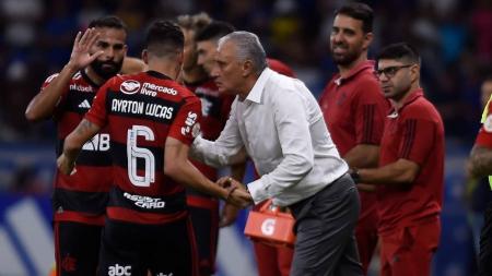 Tite orientando Ayrton Lucas após o primeiro gol do Flamengo contra o Cruzeiro