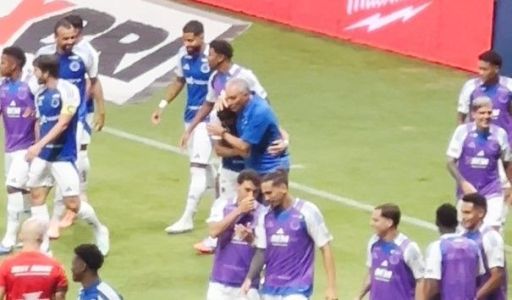 Tite com Wanderson em comemoração do gol do atacante em Cruzeiro 5 x 0 Uberlândia
