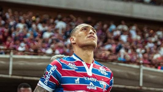 Zagueiro Titi, do Fortaleza, não vai enfrentar o Flamengo por causa do terceiro cartão amarelo